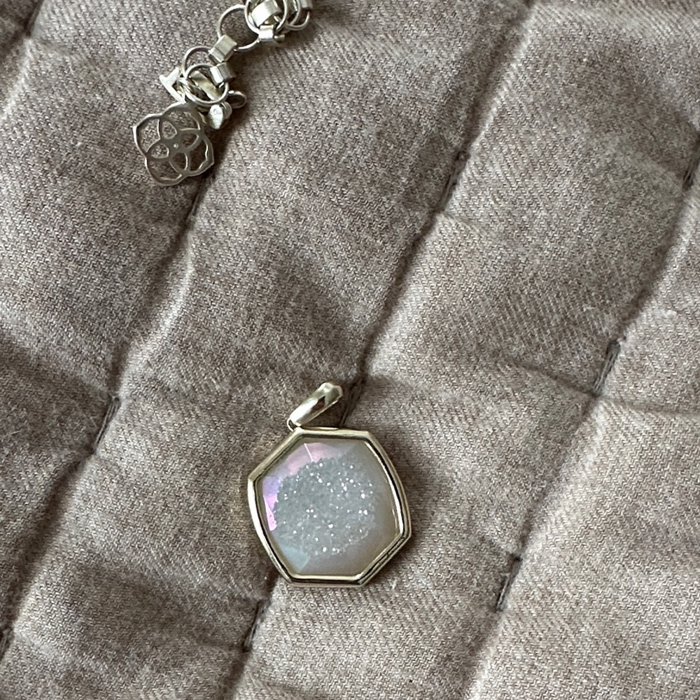 Kendra Scott gold tone  Hexagon Pendant. Broken chain for parts.